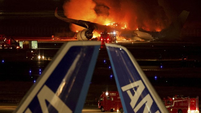 KBRI Tokyo langsung berkoordinasi dengan otoritas Bandara Haneda mengenai kemungkinan adanya penumpang WNI di pesawat Japan Airlines yang terbakar.