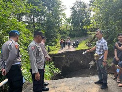 Jembatan Penghubung Desa di Sragen Ambrol, Pemotor Hanyut