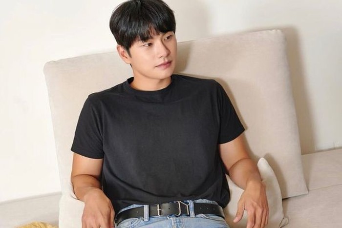 Lee Yi Kyung pun siap menunjukan sisi lainnya kepada penggemar lewat drama terbaru ini, mengingat perannya yang memiliki sisi antagonis sebagai Park Min Hwan di Marry My Husband./ foto: instagram.com/luvlk89