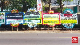 Karangan Bunga ke TNI Bermunculan di Tengah Kasus Penganiayaan Relawan