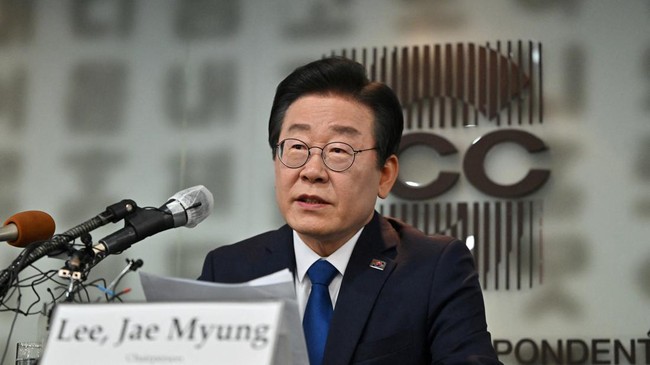 Pemimpin oposisi Korsel, Lee Jae Myung, ditikam di leher saat menggelar konferensi pers saat berkunjung ke kota pelabuhan Busan pada Selasa (2/1) siang.