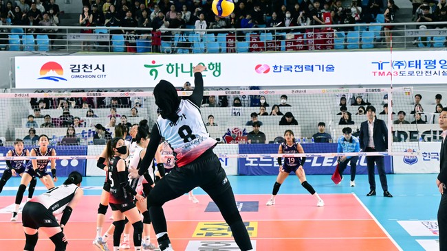 Pelatih Hi Pass Kim Jong Min terpukul setelah timnya dipermalukan Red Sparks 1-3 dalam laga putaran keempat Liga Voli Korea di Gimcheon Gymnasium, Senin (1/1).