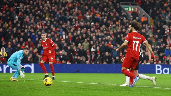 Liverpool berhasil mengalahkan Newcastle United dalam laga Liga Inggris di Anfield, Selasa (2/1) pagi WIB. Mohamed Salah jadi bintang di laga ini.