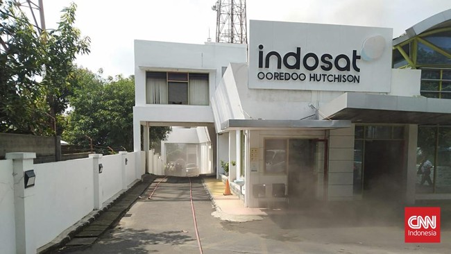 Kebakaran gedung pemancar Indosat di Semarang diduga akibat panas tinggi imbas overload beban penggunaan di ruang tenaga baterai, Senin (1/1).