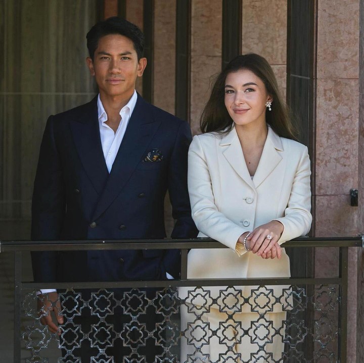 <p>Pangeran Mateen dan calon istrinya, Anisha Isa Kalebic, resmi melangsungkan rangkaian pernikahan mereka, Bunda. Prosesi tersebut dimulai sejak 7 hingga 16 Januari 2024.(Foto: Instagram @tehfirdaus dan @muash.portfolio)<br /><br /><br /></p>