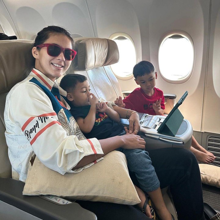<p>Paula Verhoeven sering bepergian dengan kedua anaknya, Kiano dan Kenzo, tanpa sang suami, Baim Wong. Beberapa waktu lalu, ketiganya terlihat bepergian naik pesawat, lho. "<em>MasyaAllah Tabarakallah. Off to</em> Jakarta. Pulang dulu ya kita, nanti kiita tengokin lagi ya, Pa," tulis Paula pada akun Instagam-nya. (Foto: Instagram: @paula_verhoeven)</p>