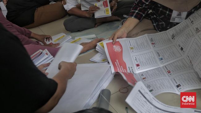 Saat menerima surat suara, ada beberapa hal yang perlu diperhatikan seperti cara dan syarat ganti surat suara yang rusak. Cek di sini.