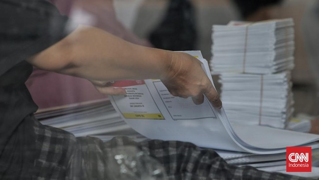 PDIP Solo dan Tangerang Selatan mengkritik KPU karena surat suara pilpres untuk simulasi hanya terdiri dari 2 kolom paslon capres-cawapres.