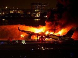 Detik-detik Pesawat Japan Airlines Terbakar Usai Tabrakan di Bandara Haneda