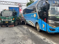 Kronologi Aksi Heroik Polisi Ganjal Bus Mundur Pakai Motornya