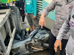 Aksi Heroik Polisi di Kalbar Ganjal Bus Gagal Nanjak Pakai Motor Pribadi