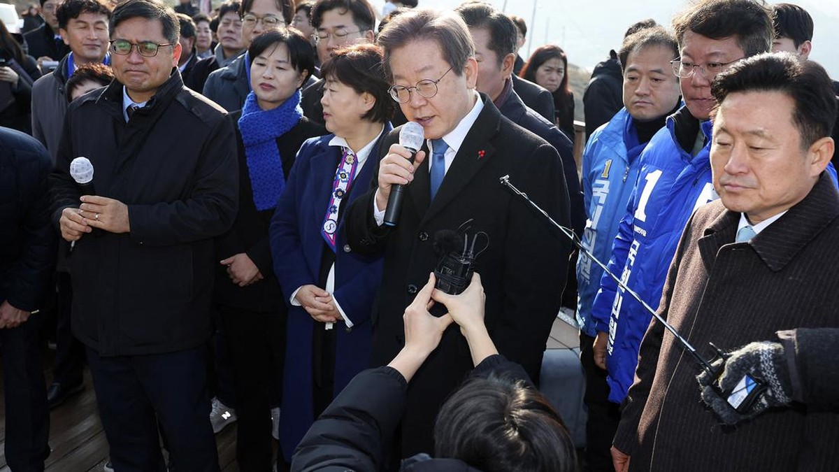 FOTO: Politikus Korsel Lee Jae Myung Ditikam saat Jumpa Pers