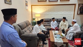 Prabowo Disambut Ketum MUI Anwar Iskandar di Ponpes Genggong Jatim