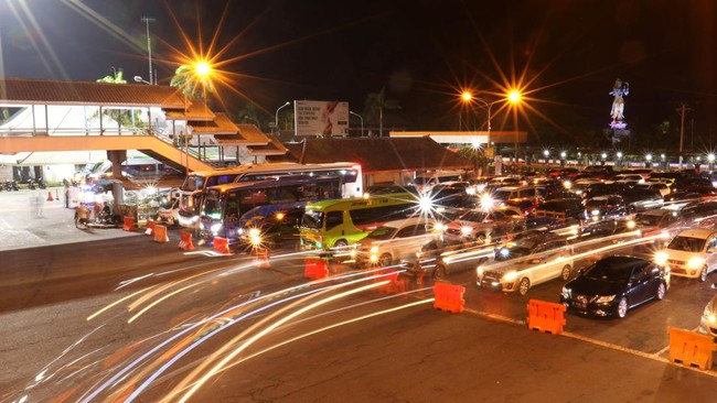Selain penumpang, ASDP juga mencatat ada 51.744 kendaraan yang menyeberang dari dari Jawa ke Bali melalui lintasan Ketapang-Gilimanuk.