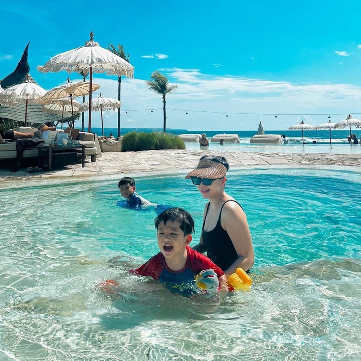 <p>Artis cantik Putri Titian kerap membagikan kegiatan bersama kedua putranya, Theodore Lori Liem dan Mykah Iago Liem. Putri Titian bahkan membagikan kegiatannya kala menemani kedua anaknya berenang di siang hari. "Kalau enggak punya anak, Momom dan Papi Yoon enggak bakalan tahu rasanya berenang jam 1 siang matahari di ubun-ubun sampai berujung pilek Allahuroooob," ceritanya. (Foto: Instagram: @putrititian)</p>