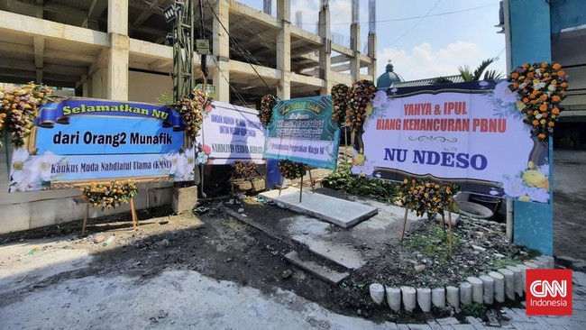 Kantor Pengurus Wilayah Nahdlatul Ulama (PWNU) Jawa Timur mendapat kiriman bunga usai pencopotan Marzuki Mustamar sebagai ketua.
