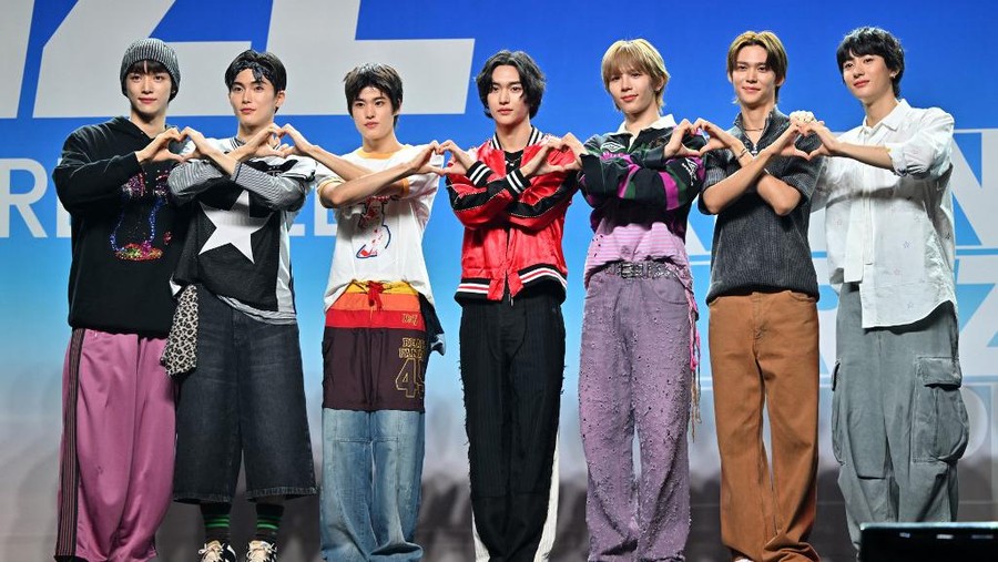 SKOREA-ENTERTAINMENT-MUSIC-KPOP RIIZE (dari kiri ke kanan) Sungchan, Seunghan, Sohee, Wonbin, Shotaro, Eunseok dan Anton di showcase debut mereka yang digelar di Seoul pada 4 September 2023.