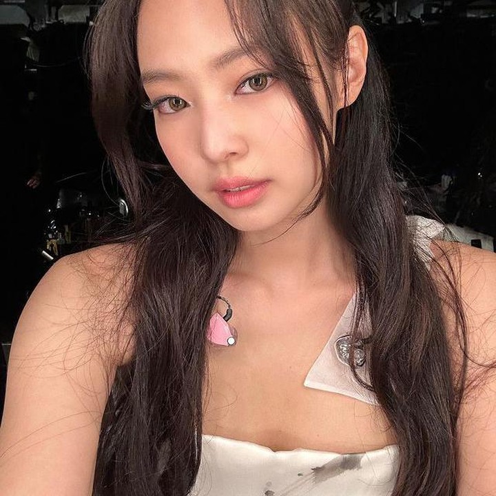 <p>Jennie adalah anggota BLACKPINK pertama yang masuk daftar 100 artis Kpop tercantik, Bunda. Menduduki urutan ke-23, penyanyi yang berperan di The Idol ini sudah masuk daftar tersebut sebanyak delapan kali berturut-turut. (Foto: Instagram @jennierubyjane)</p>