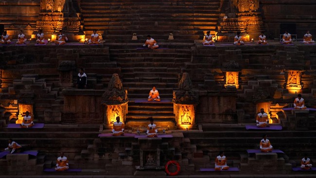 FOTO: Yoga Surya Namaskar Sambut Tahun Baru di India