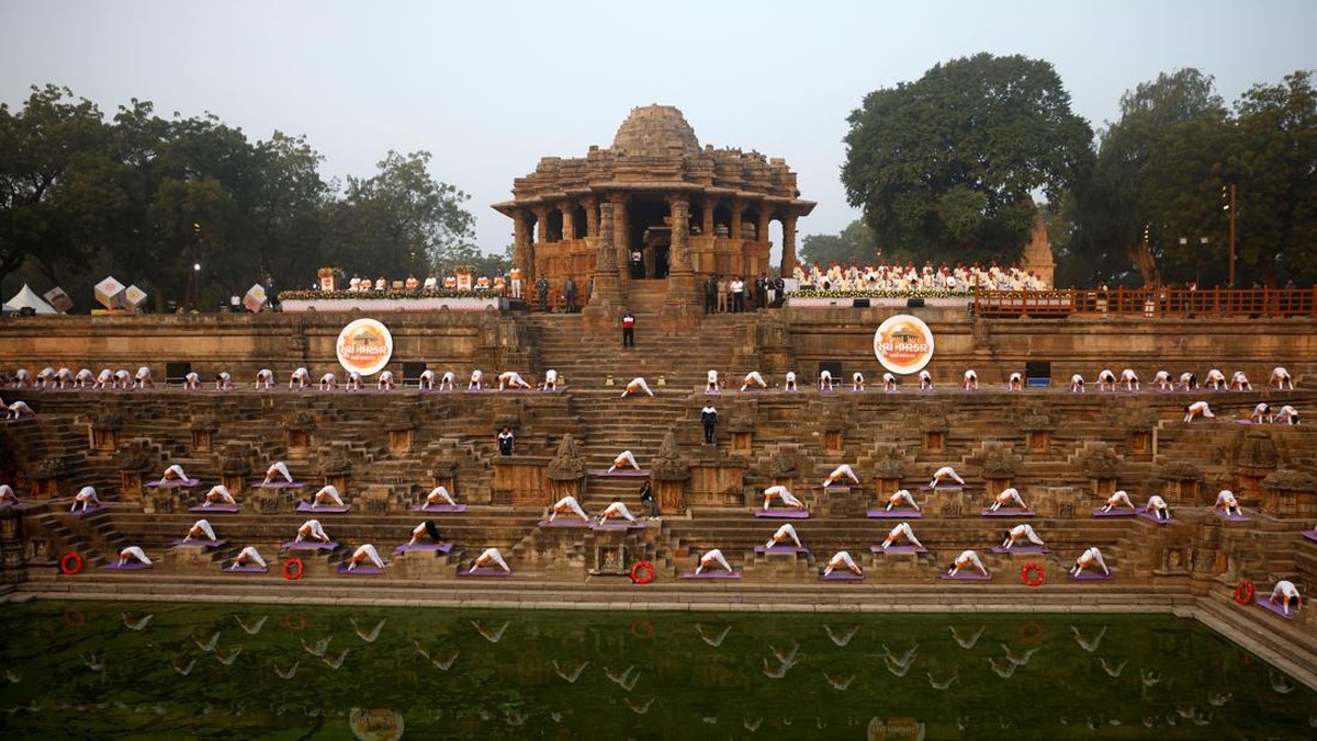 FOTO: Yoga Surya Namaskar Sambut Tahun Baru di India