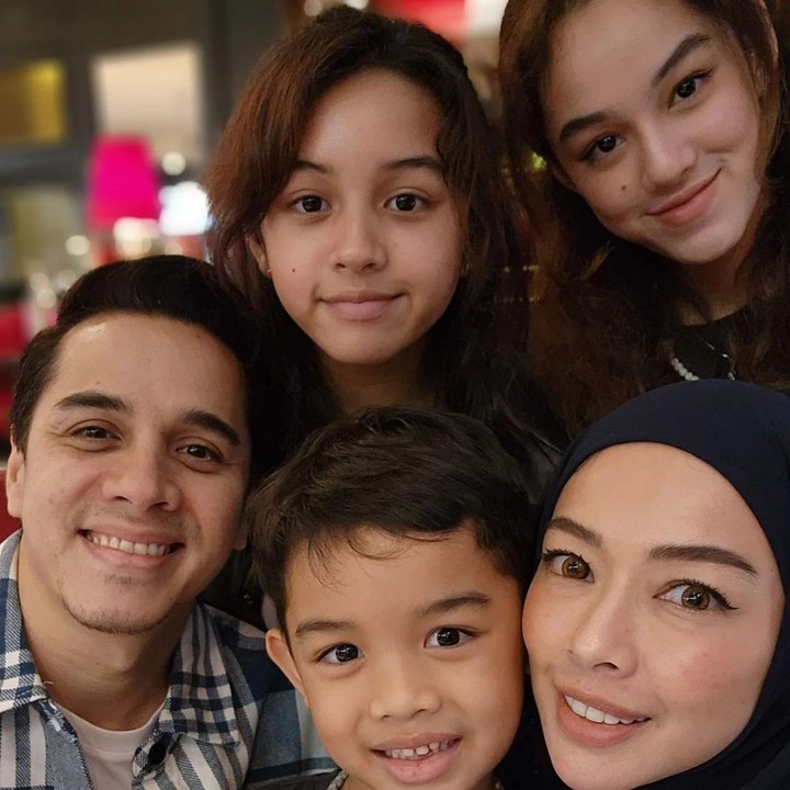 <p>Rionaldo Stokhorst hidup bahagia bersama keluarga tercinta. Sejak meninkah dengan Aureli Beata Schulz, ia telah dikaruniai tiga orang anak. (Foto: Instagram @rio.stokhorst)</p>