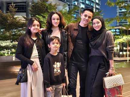 7 Potret Rionaldo Stokhorst Bareng Istri & 3 Anak, Tinggi Putri Sulungnya Curi Perhatian