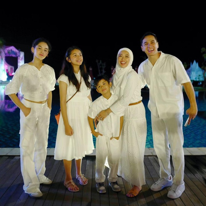 <p>Belum lama ini, Rionaldo merayakan momen pergantian tahun bersama keluarga. Lewat media sosial, ia mengunggah potret pertamanya di 2024 bersama keluarga. <em>"Welcome 2024. MasyaAllah Tabarakallah,</em>" tulis Rionaldo dalam unggahannya. (Foto: Instagram @rio.stokhorst)</p>