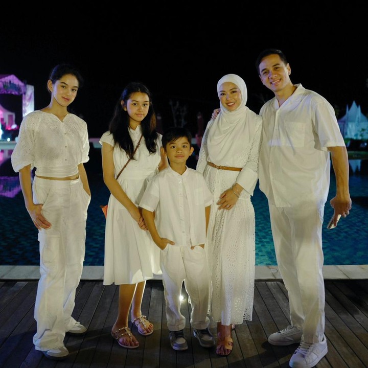 <p>Dalam potret tersebut, penampilan putri sulungnya sukses curi perhatian. Banyak netizen salfok dengan Shaista yang beranjak remaja. "MasyaaAllah si sulungg udah mau nyusul tinggi papa mama nya," komentar akun @dear_**** (Foto: Instagram @rio.stokhorst)</p>