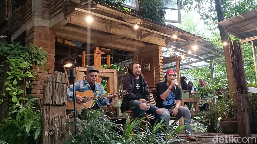 Band Stinky Reborn saat menggelar jumpa pers di kawasan Jurangmangu, Tangerang Selatan, pada Selasa (2/1/2024).
