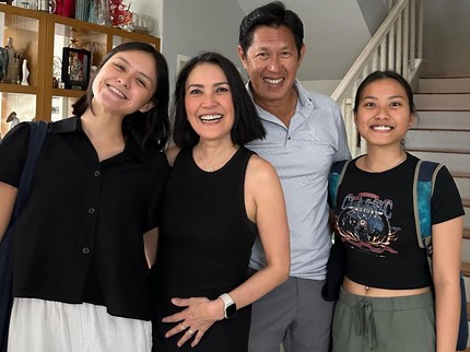 7 Potret Becky Tumewu yang Awet Muda, Dipuji bak Seumuran dengan Dua Anak Gadisnya