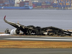 Bangkai Pesawat JAL Mulai Dibersihkan dari Bandara Haneda