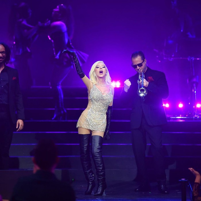 Christina Aguilera Tampil Kenakan Rancangan Desainer Indonesia