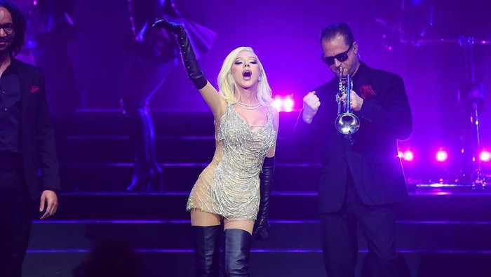 Christina Aguilera mengenakan rancangan Yogie Pratama