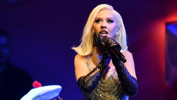 Christina Aguilera Tampil Berbalut Rancangan Desainer Indonesia Yogie Pratama