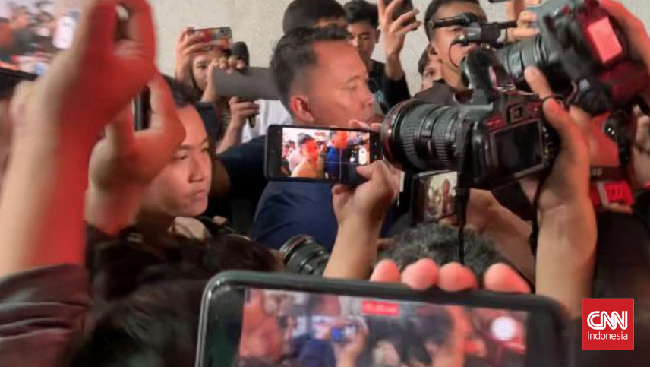 Gibran tak berkata sepatah pun kepada wartawan yang telah menunggunya di Kantor Bawaslu Jakpus. Dia didampingi sejumlah orang dari tim hukum TKN.