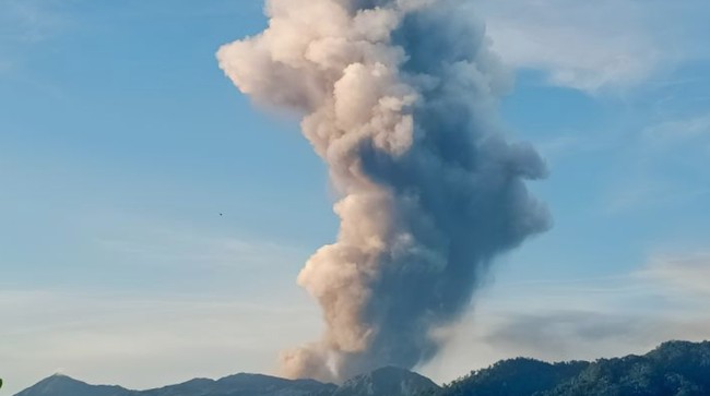 Gunung Dukono di Kabupaten Halmahera Utara, Maluku Utara, kembali erupsi dengan menyemburkan abu vulkanik setinggi 2.000 meter pada Sabtu (01/3) pagi.