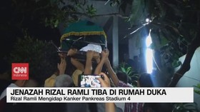VIDEO: Isak Tangis Sambut Kedatangan Jenazah Rizal Ramli Di Rumah Duka