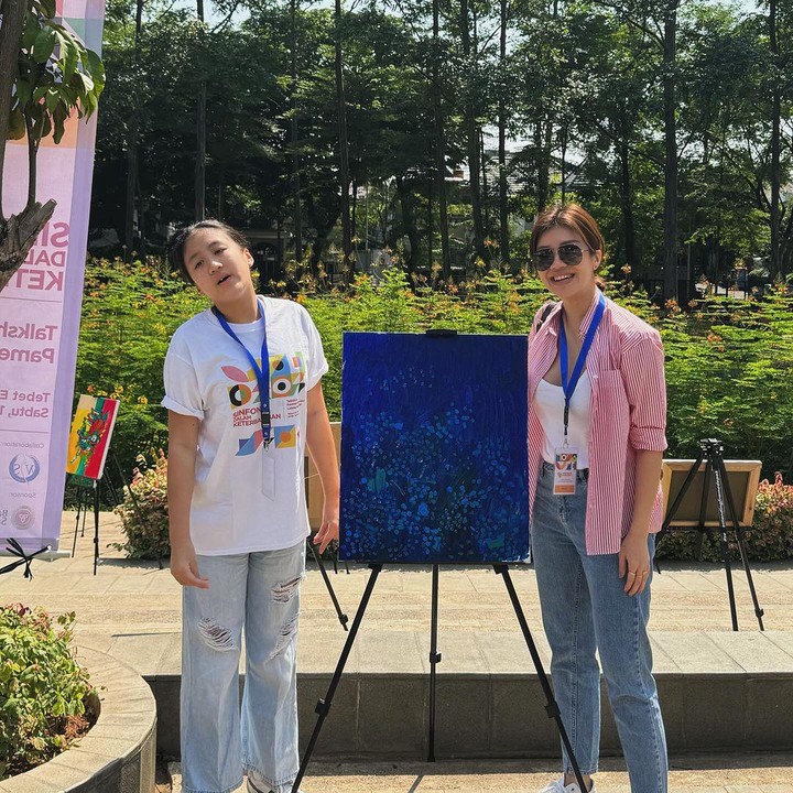 <p>Baru-baru ini, Kahlia membuat ibundanya semakin bangga dengan pencapaiannya. Kahlia kian jago melukis di mana hasil karya dipamerkan ke publik di Taman Eco Park Tebet, Jakarta. "Bangga sekali kami sama kamu, nak (tanda hati). <em>Always and always be your own kind of sparkle. We love you much and more</em> Kahlia Adinda (Selalu dan selalu jadilah berkilau dan kami sangat mencintaimu Kahlia Adinda)," tulis Agatha sebagai keterangan fotonya.</p>