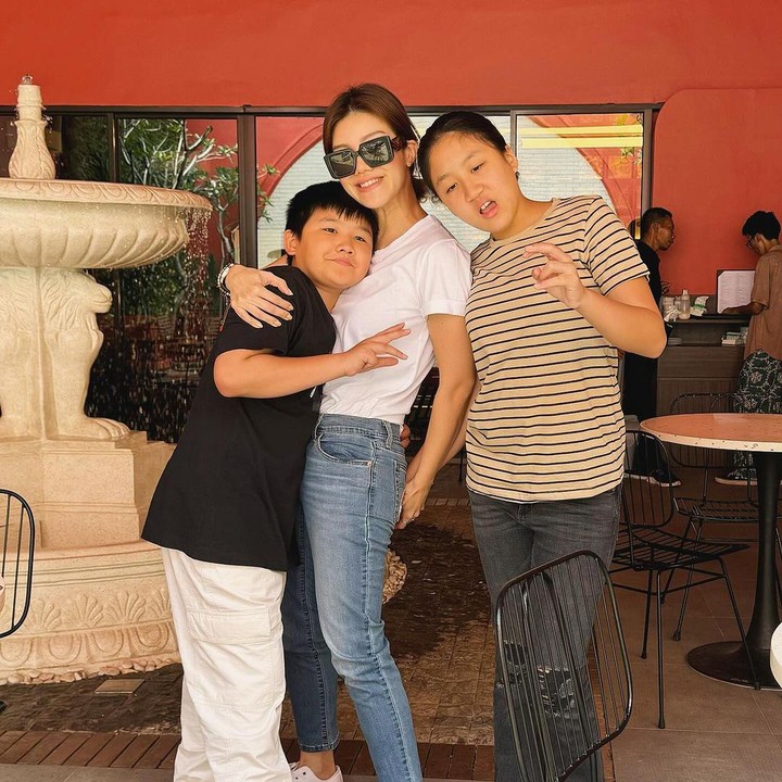 <p>Anak pertamanya yang berjenis kelamin perempuan lahir pada 10 Januari 2011 dan diberi nama Kahlia Adinda. Sementara itu, sang adik yang berjenis kelamin laki-laki diberi nama Arsa Nuraga. (Foto: Instagram: @agatha_suci)</p>