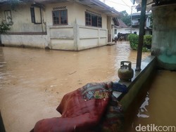 Kampung Ulu Mulai Terendam Banjir, Petugas BPBD Bangka Barat Siaga