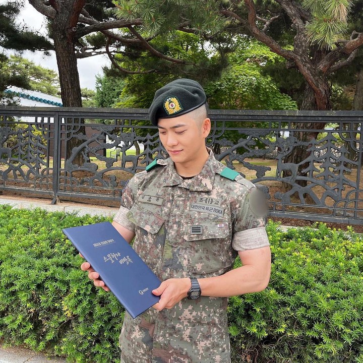 <p>Acara ini diadakan di Pemakaman Nasional di Seoul. Ini adalah hari bagi rakyat Korea Selatan untuk memperingati dan menghormati para tentara yang berjuang dan mengorbankan nyawa mereka untuk negara mereka. (Foto: Instagram @manofcreation_official)<br /><br /><br /></p>