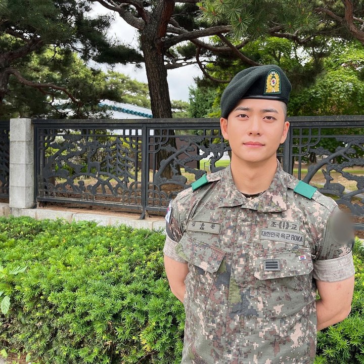 <p>Selama menjalani tugas militer, Man of Creation selaku agensi yang mengasuh Kang Tae Oh selalu memberikan kabar terbaru terkait perkembangan sang aktor. Salah satunya ketika ia tampil di panggung saat upacara Hari Peringatan ke-68. (Foto: Instagram @manofcreation_official)<br /><br /><br /></p>