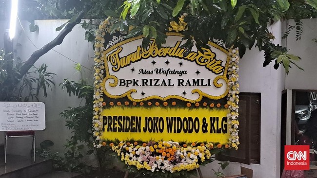 Puluhan karangan bunga memenuhi halaman rumah mendiang Rizal Ramli pada Rabu (3/1) pagi ini.