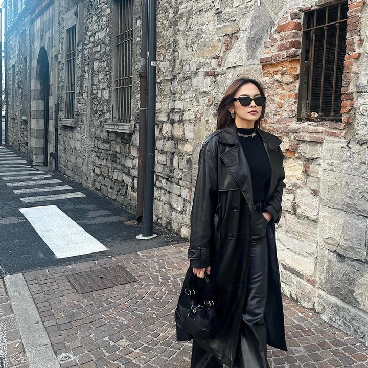<p>Ya, ini karena Mahalini tampil keren dengan gaya OOTD alias outfitnya, Bunda. Ia terlihat mengenakan coat hitam yang membuat penampilannya terlihat makin elegan. (Foto: Instagram @mahaliniraharja)<br /><br /><br /></p>