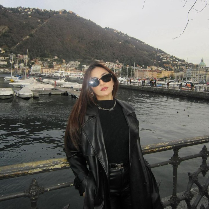 <p>Terbaru, perempuan berusia 23 tahun ini membagikan potret saat sedang menghabiskan waktu di Italia. Dalam potret tersebut, pelantun <em>Sial</em> ini menarik perhatian, ya?(Foto: Instagram @mahaliniraharja)<br /><br /><br /></p>