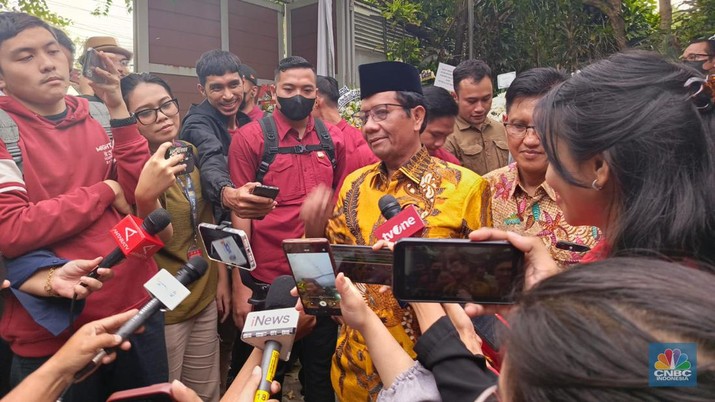 Mahfud MD di rumah duka Rizal Ramli di Jalan Bangka IX Nomor 49R, Jakarta Selatan, Rabu (3/1/2024). (CNBC Indonesia/Rosseno Aji)