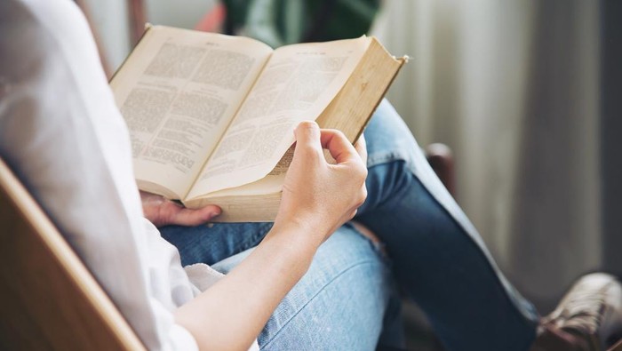 Membaca Berita atau Baca Buku/ Foto : Freepik/ Jcomp