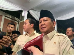 Melayat ke Rizal Ramli, Prabowo Ungkap Tetap Bersahabat tapi Beda Jalan