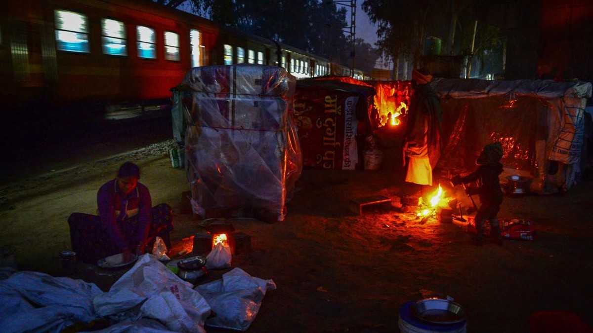 FOTO: Tunawisma Berjibaku Melawan 'Udara Beku' Musim Dingin India