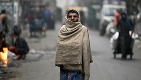 FOTO: Tunawisma Berjibaku Melawan 'Udara Beku' Musim Dingin India